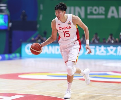 中国篮球之队官方：周琦在男篮集训中既往伤情复发 将去美国康复