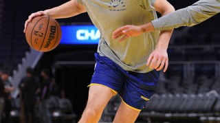 😰什么选手？勇士52号秀图希半场3中0一分未得 罚球也2中0...