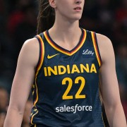 狂热四人得分上双本赛季两次大胜天空，近6次交手赢5场占据上风