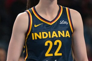 狂热四人得分上双本赛季两次大胜天空，近6次交手赢5场占据上风