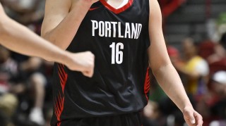 乐鱼体育正版-媒体人：杨瀚森场上喊战术&amp;amp;场下给队友加油，积极融入鼓励队友